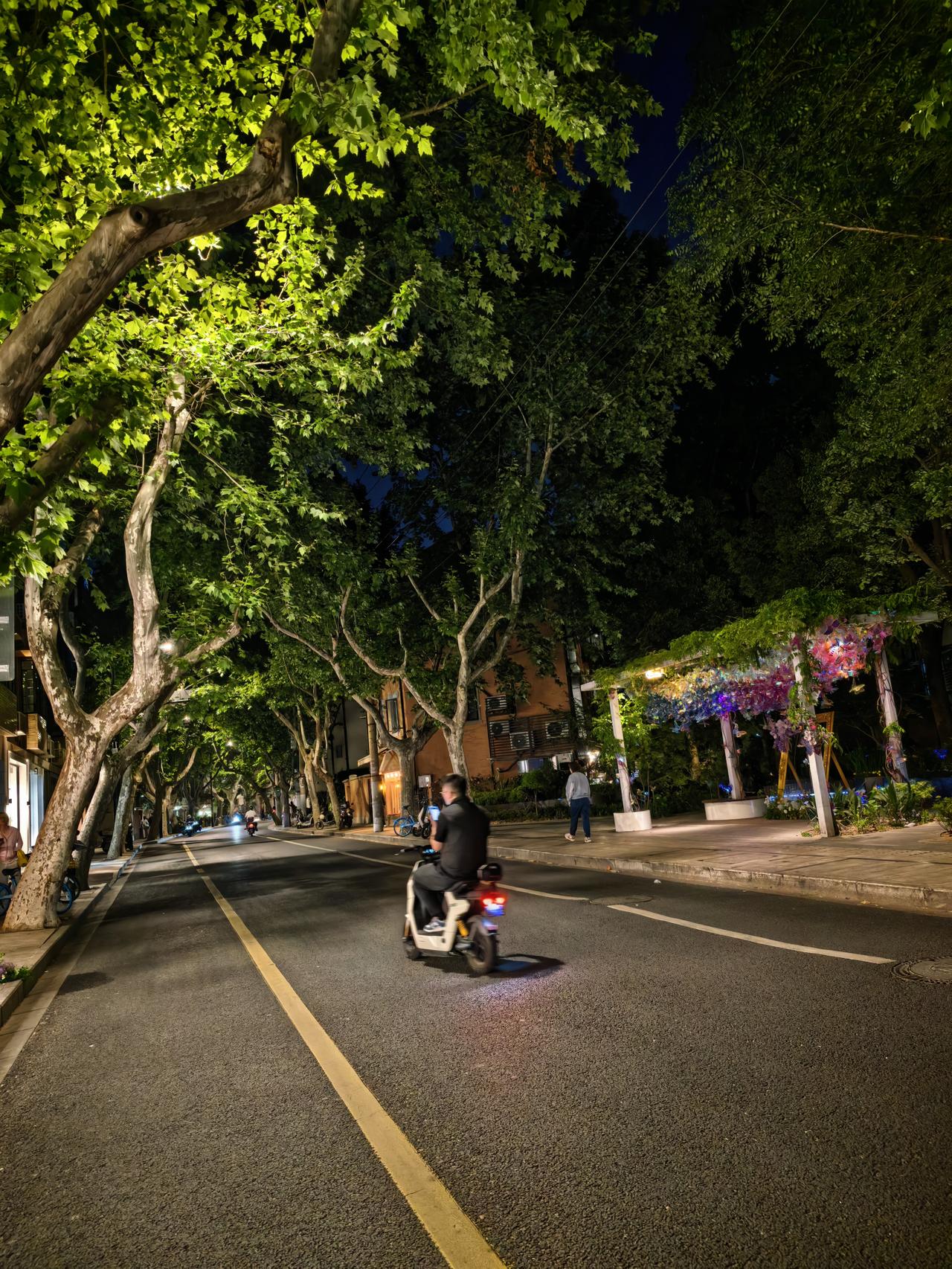 还是上海的夜景有氛围，太喜欢了。