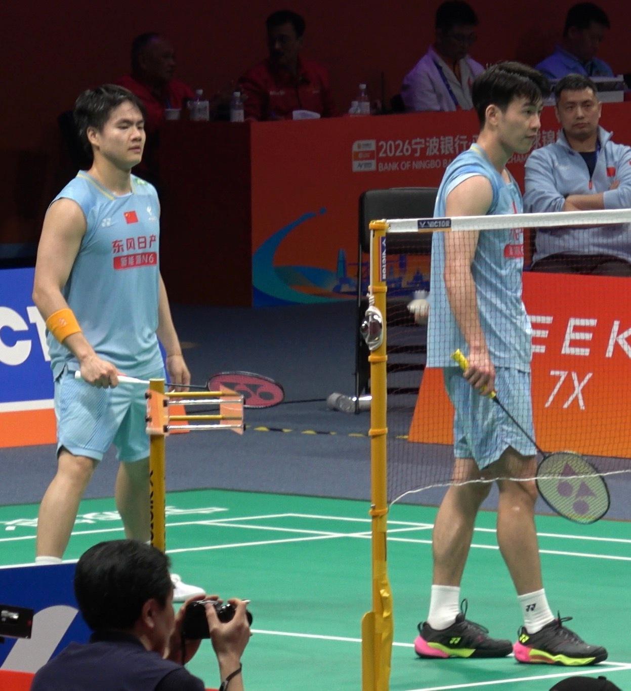 场上出现了两个无袖 