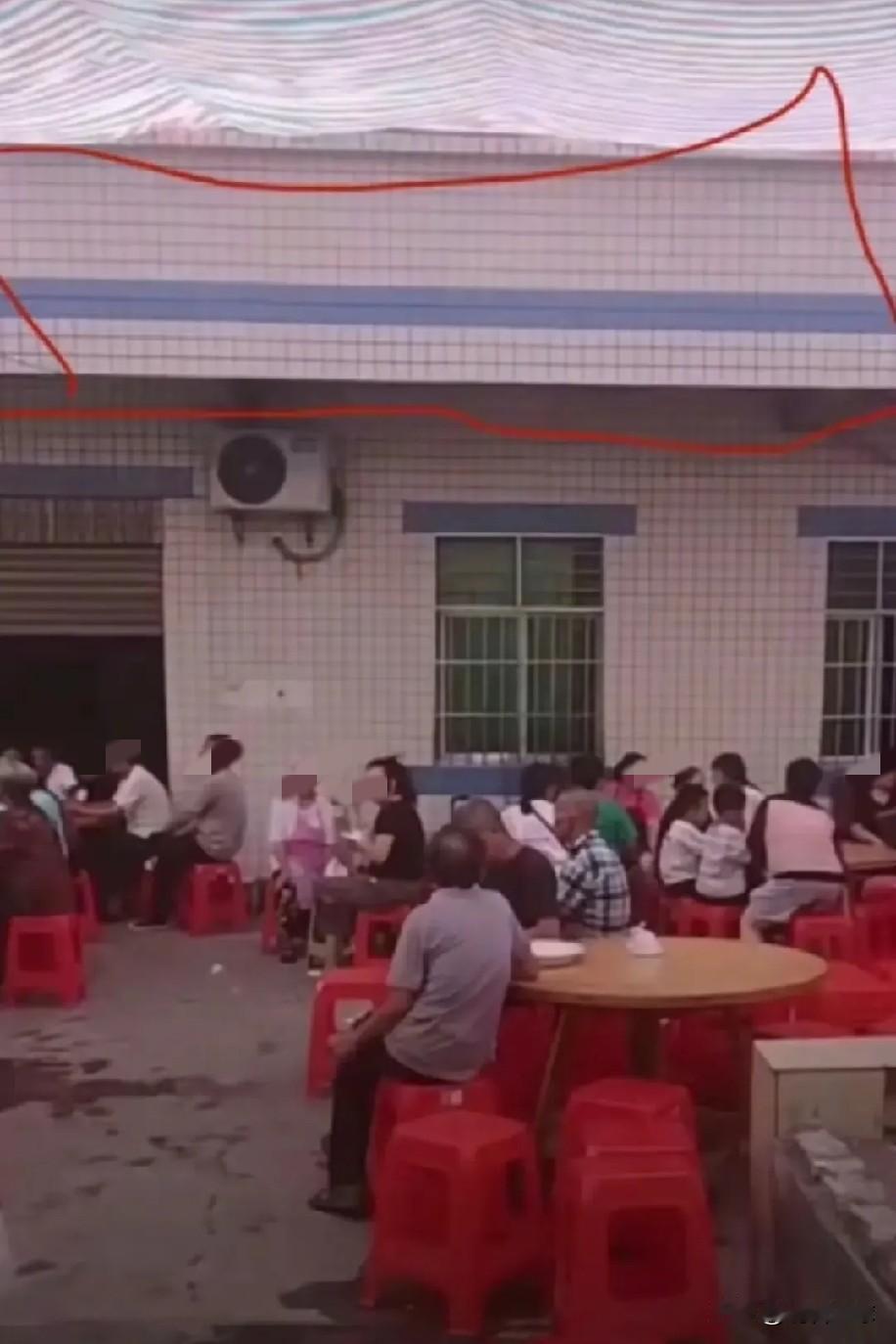 长宁升学宴事故发生前，有网友现场吃席实拍，正好拍到了倒塌的墙体下面那几桌。有老人