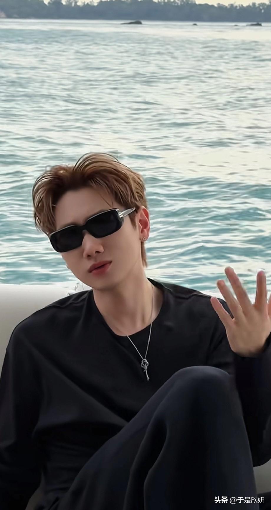 汪苏泷这组海边随拍杀疯了！内娱甜哥的松弛感，才是顶流杀招
 
谁懂啊！汪苏泷这组