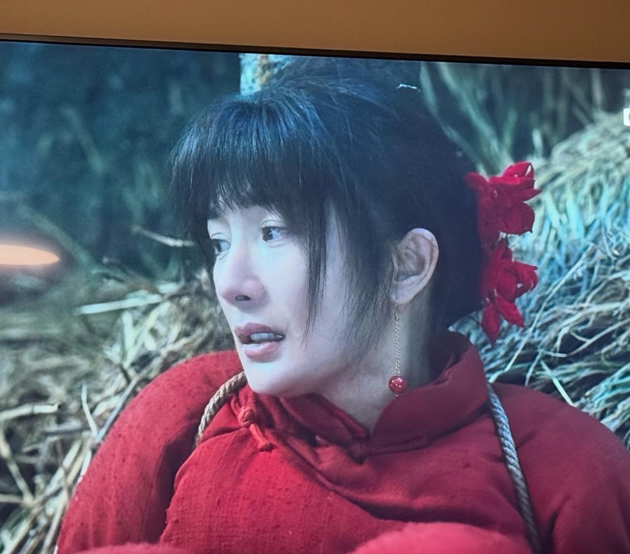 今天早上看到图二，这是杨幂在年代剧《生万物》里的光替，才知道演员不仅有动作替身，