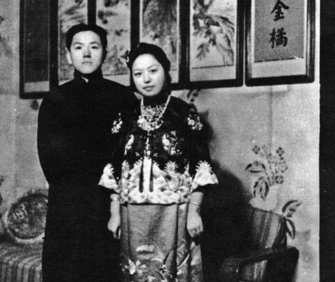 1936年，21岁袁祜祯和18岁的曹士岳大婚。洞房过后，曹士岳发现新娘不是完璧之