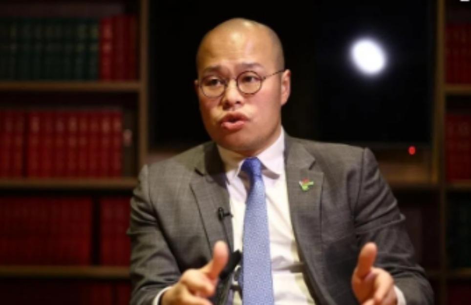 黎智英的儿子这次真的是欲哭无泪了，自己的父亲被判二十年不说，英国的行动也只停留在