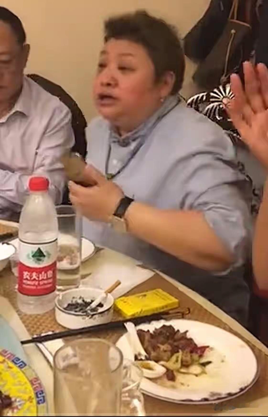 有谁可以告诉我，餐桌上这盒烟和这个烟灰缸是谁的？