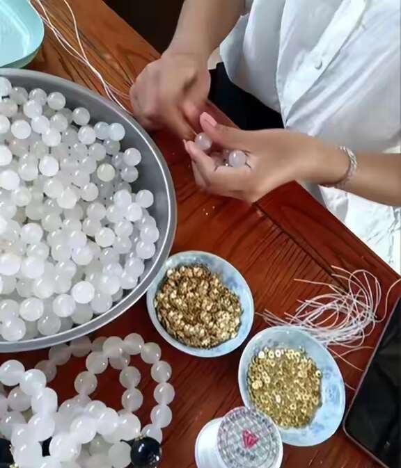 杀鸟盘：专盯已婚妇女，用几块钱买走个人全部尊严，有多可怕？
2026年6月，中文