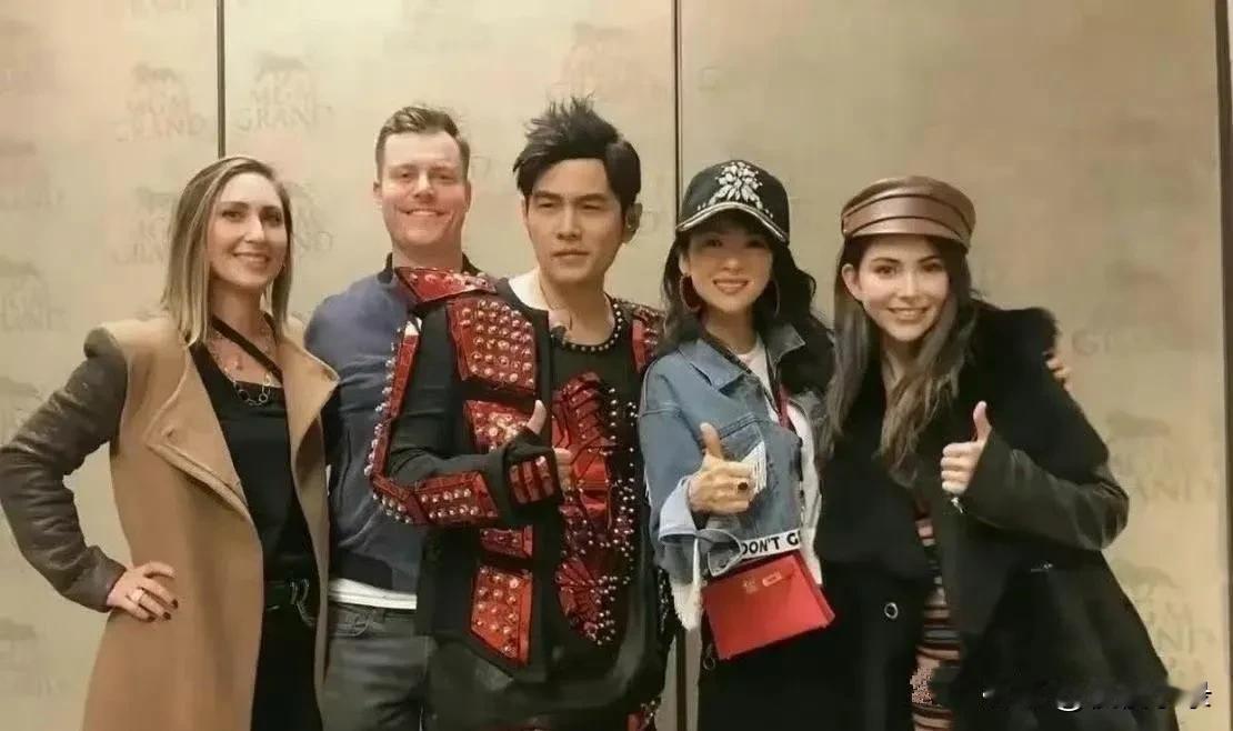 章子怡和周杰伦昆凌夫妇合影时，她的打扮非常时尚！[得意][得意]