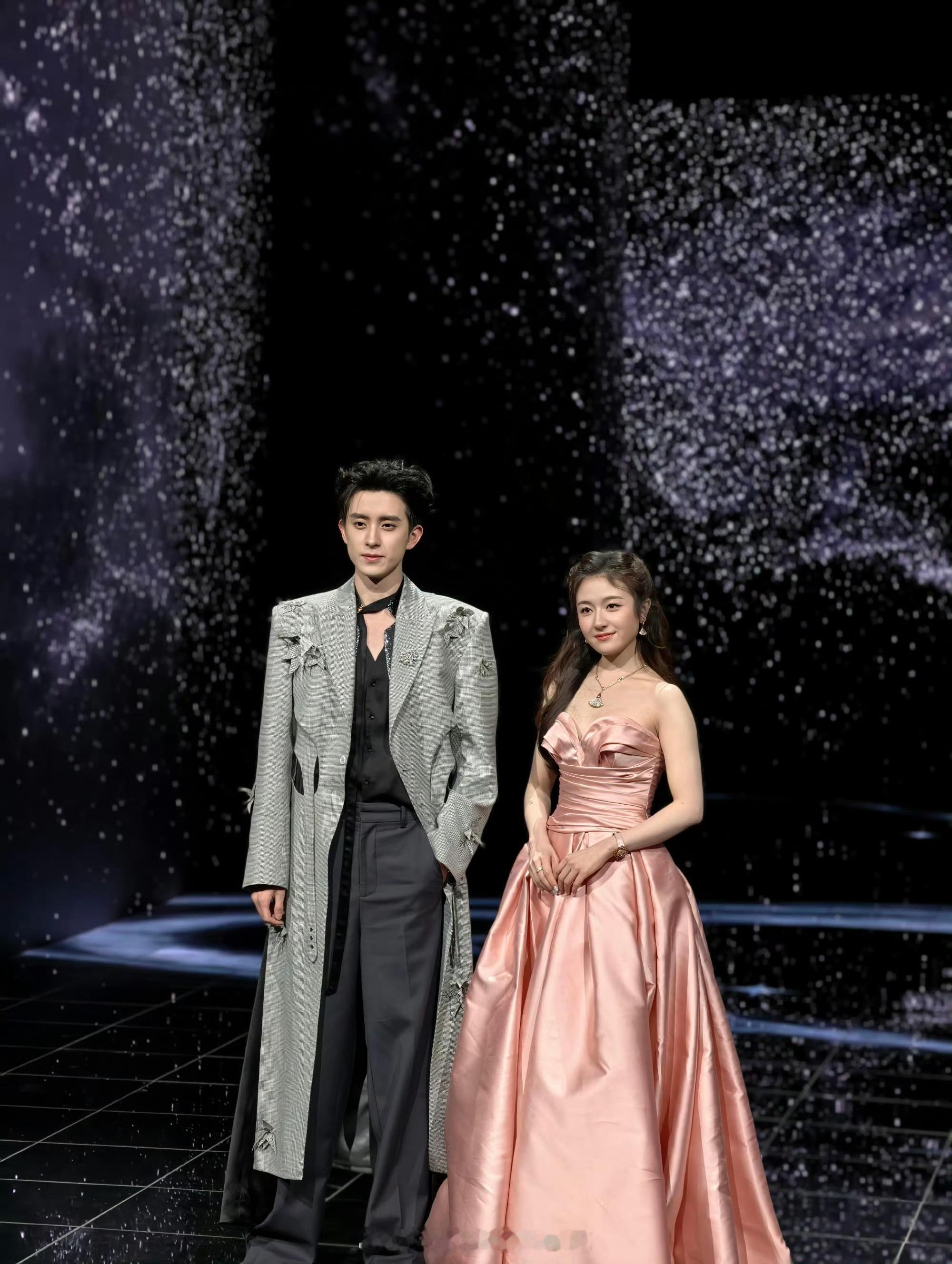 李兰迪敖瑞鹏挽手走红毯李兰迪敖瑞鹏红毯对视剪影 我的原生豹猫来的