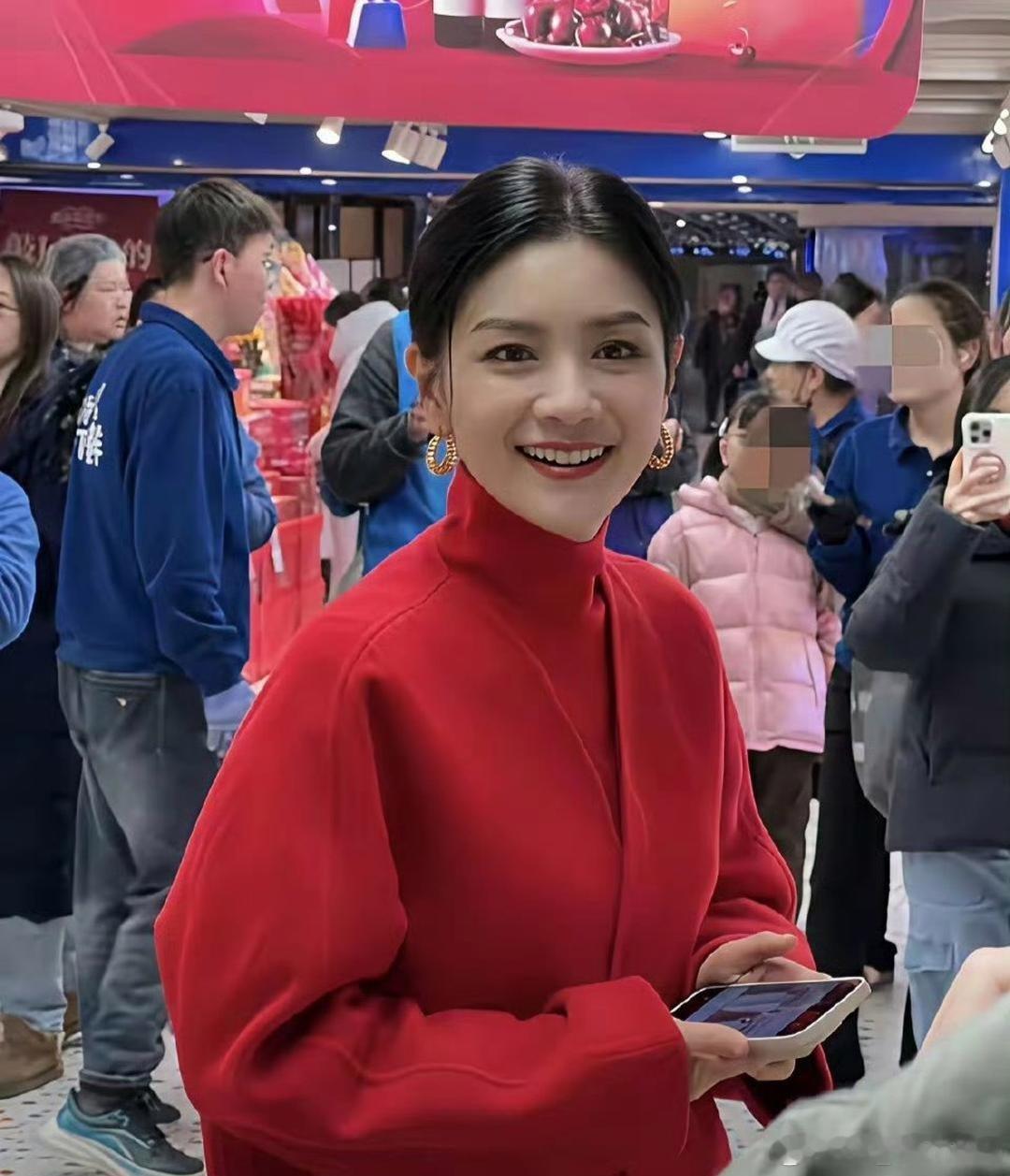 逛超市偶遇胡可买年货 状态真的很好啊 