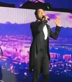 黎明成都演唱会全场爆满，座无虚席。谦谦君子、为人儒雅的黎明在成都开演唱会了，他唱