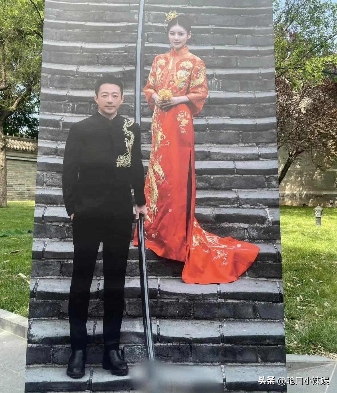 第一次见婚纱照这样拍？

一劈两半，上下分离的姿势在结婚照中太少见了，居然在马筱