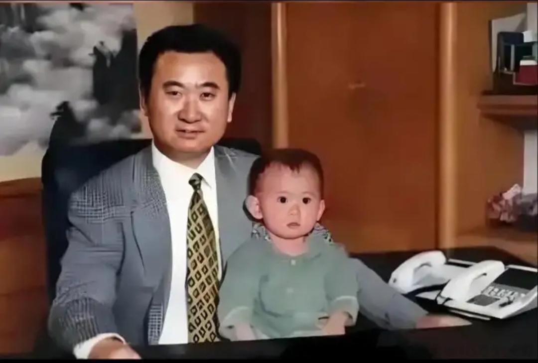 1989年，王健林抱着年仅两岁的王思聪的合影。再后来，王思聪一直在国外留学读书，