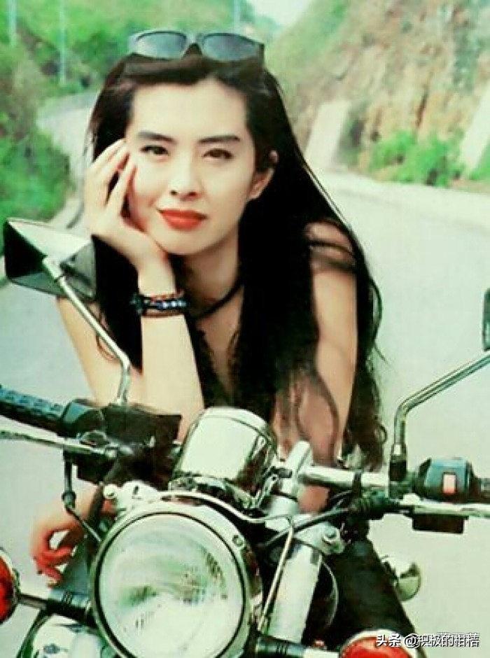 还记得《倩女幽魂》里白衣胜雪的聂小倩吗？当年艳绝香江的王祖贤，息影 20 年，如