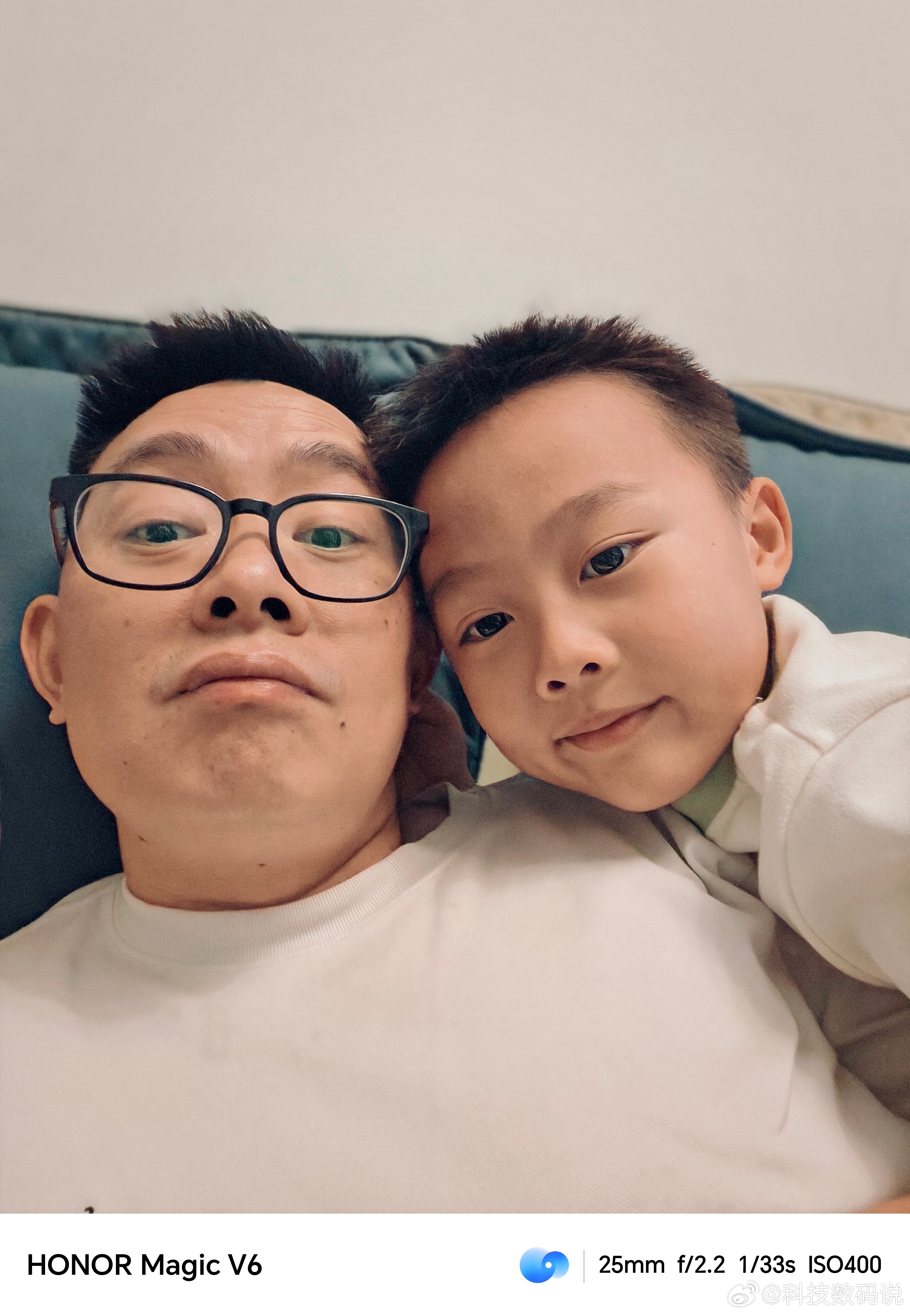 我儿子非要和我自拍一张 