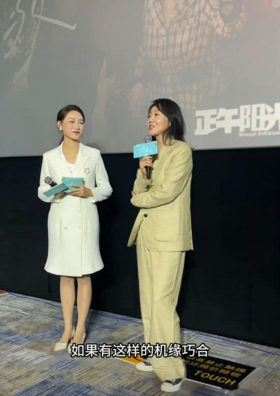 #闫妮说愿意上浪姐#《小巷人家》里黄玲在剧中欢歌热舞，闫妮在剧外直言愿意参加浪姐
