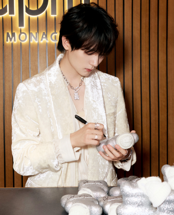 周翊然新加坡线下活动白衣造型惊艳全场！所到之处人气爆棚，生图状态依旧能打，五官精