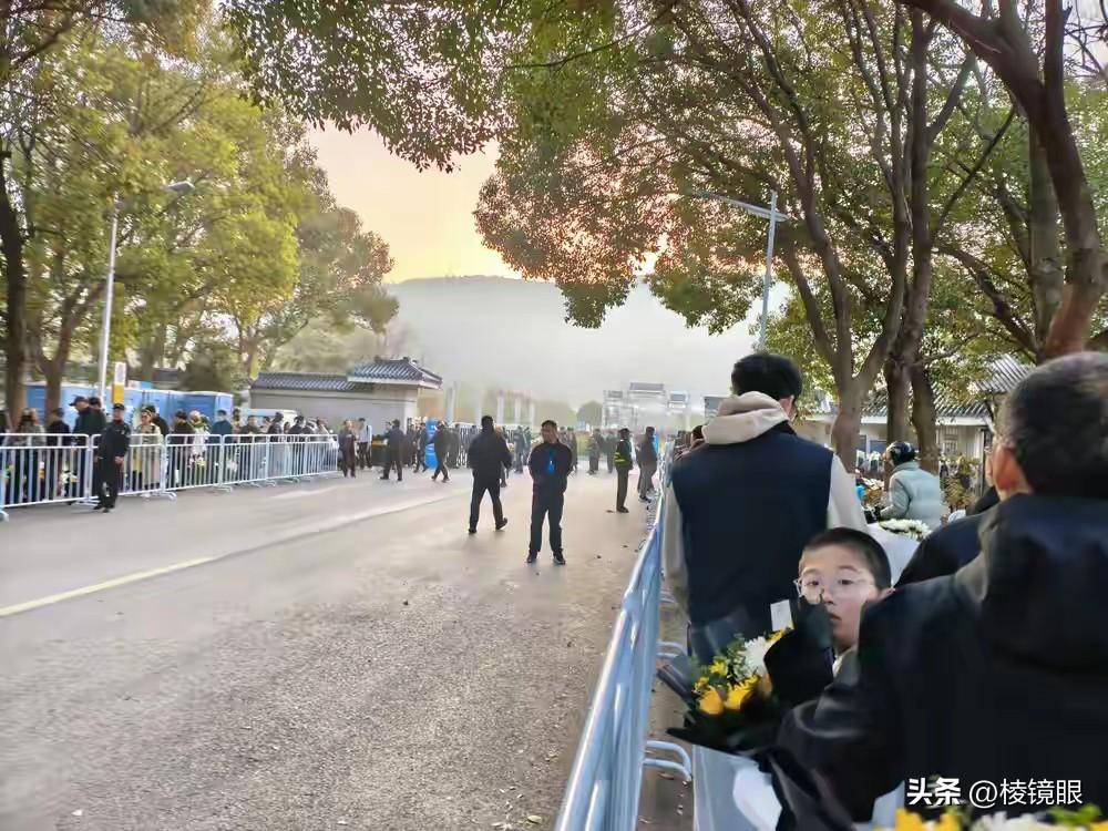 苏州的街头，此情此景，不由得让我想起小学时学过的一篇课文《十里长街送总理》。
二