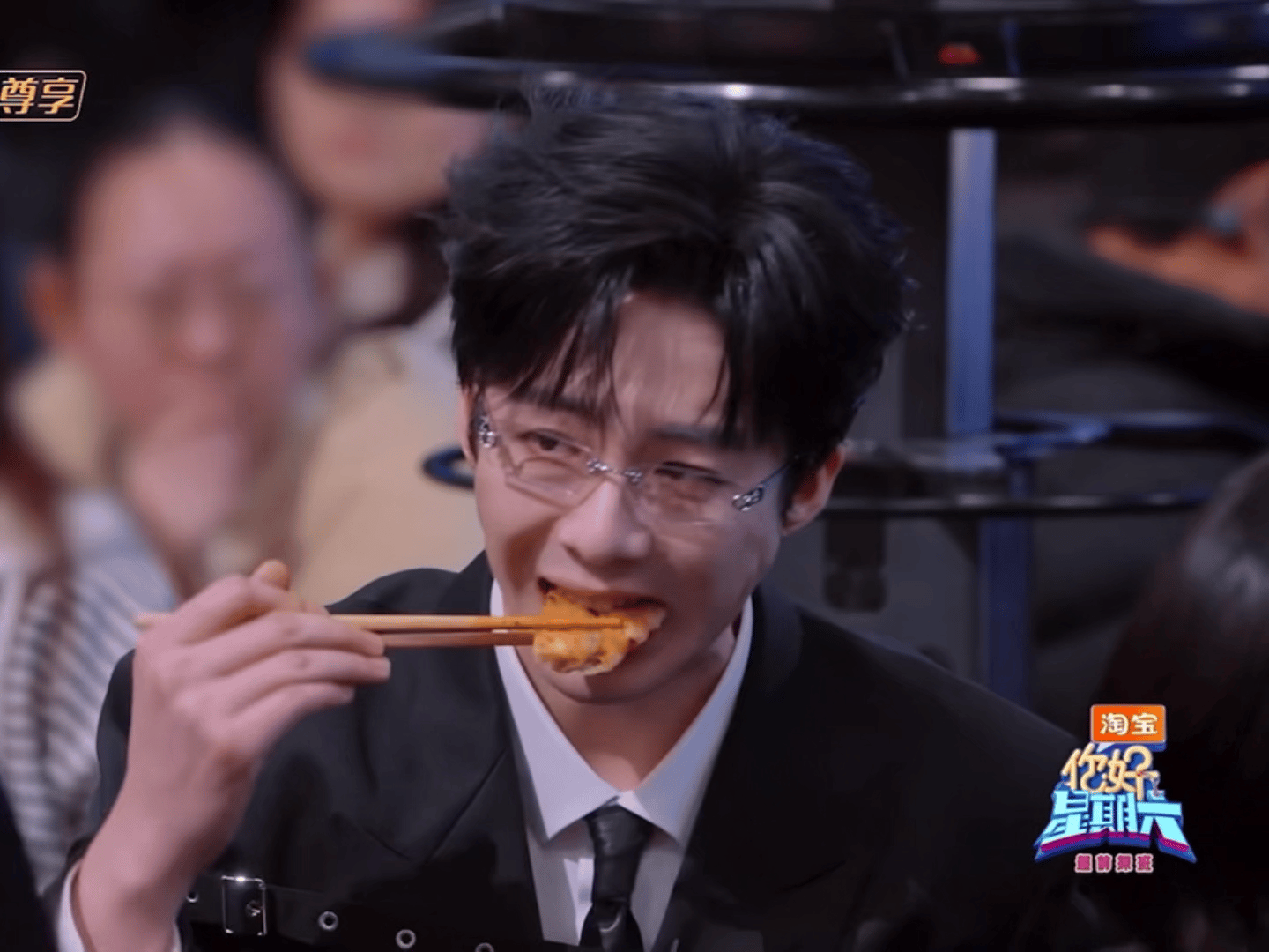 摩登兄弟 | 刘宇宁你好星期六超前营业中 宁宁吃饼好认真呀 每一口都要咀嚼好多下