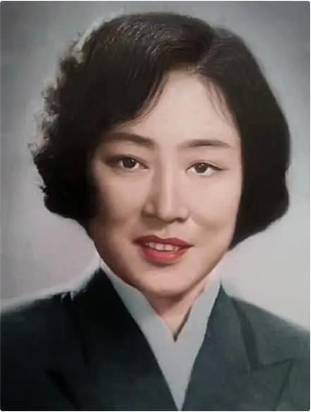 当年，秦腔演员孟遏云有一个怪癖，从不在公共澡堂洗澡，衣服总是扣的紧紧的。大家经常