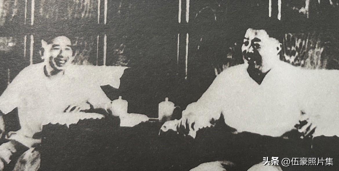 1954年，时任中共中央西南局第一书记、西南军区司令员贺龙元帅，与西南局第一副书