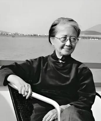 张充和活到了102岁，但她不爱体检，隔夜茶照喝，90岁查出乳腺癌后做了手术，却没