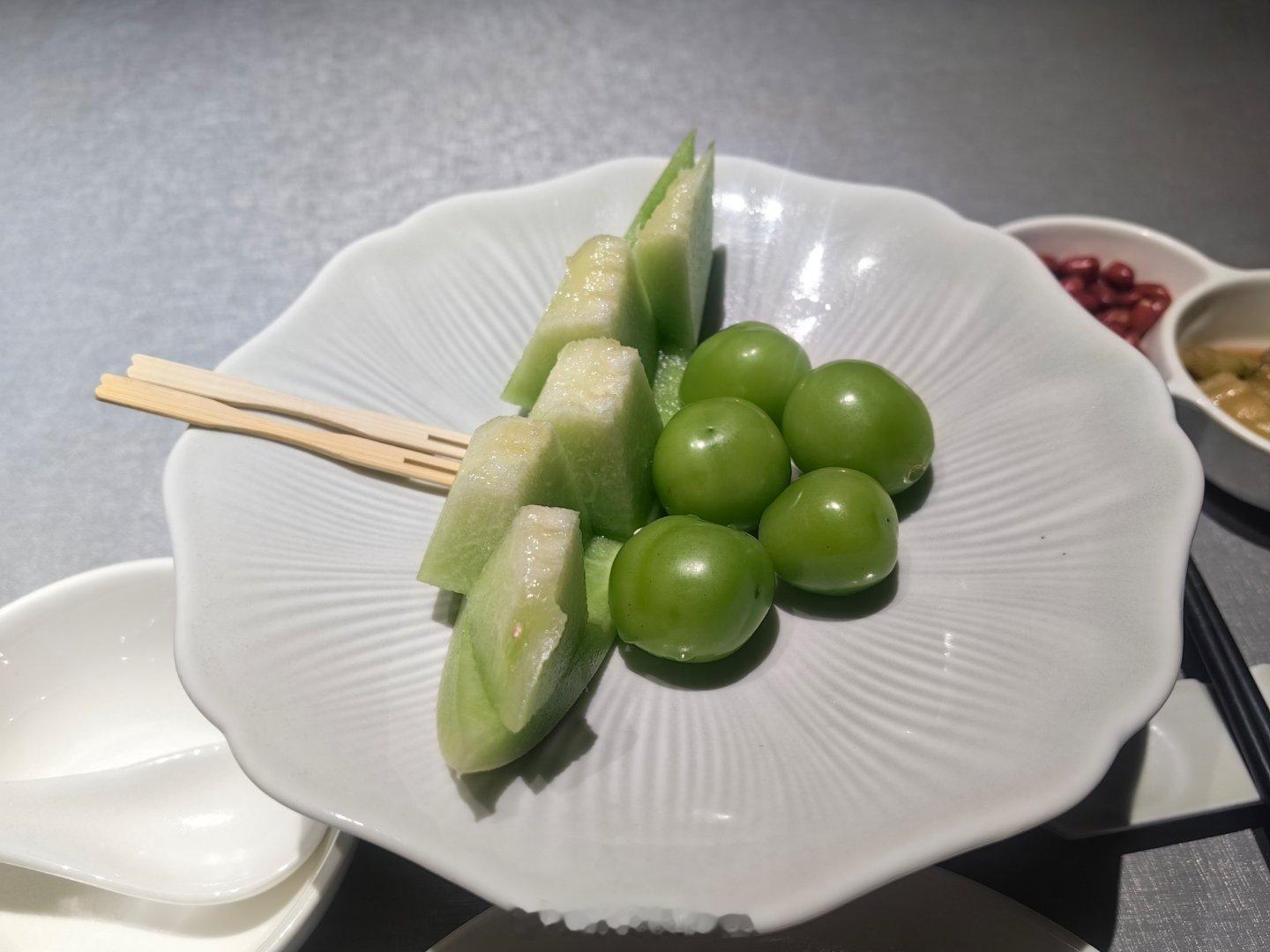 今天是端午节。拿完行李后，到对面的印象城吃点简餐。然后就要去机场了。 