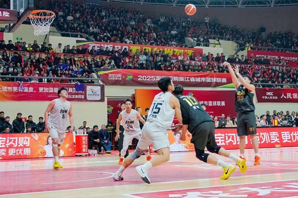 必须向富阳球迷道歉，富阳队真的争气，拿下台州联队成为唯一晋级四强的县大队！
不愧