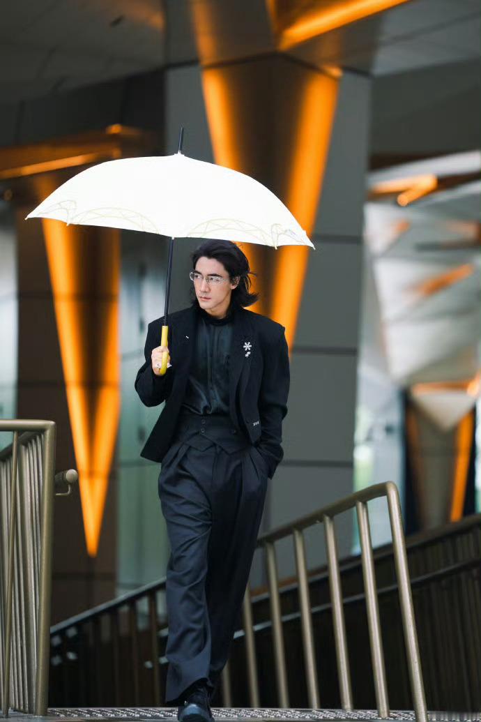 此沙一条蛇此沙签名长度直接封神！别人签名秒认人，他这得拿放大镜找名字，帅得有个性