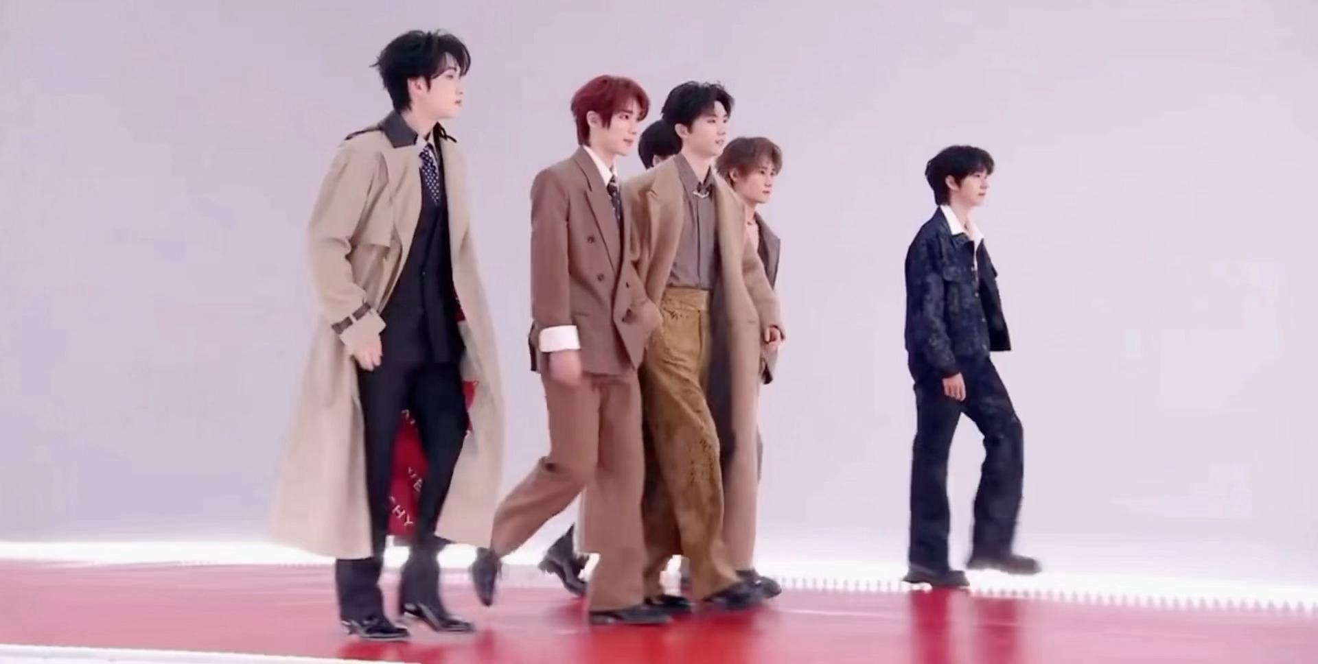 时代少年团 今日星光大赏红毯，利落大衣、硬朗夹克、廓型西装… 时髦的秋冬美拉德色