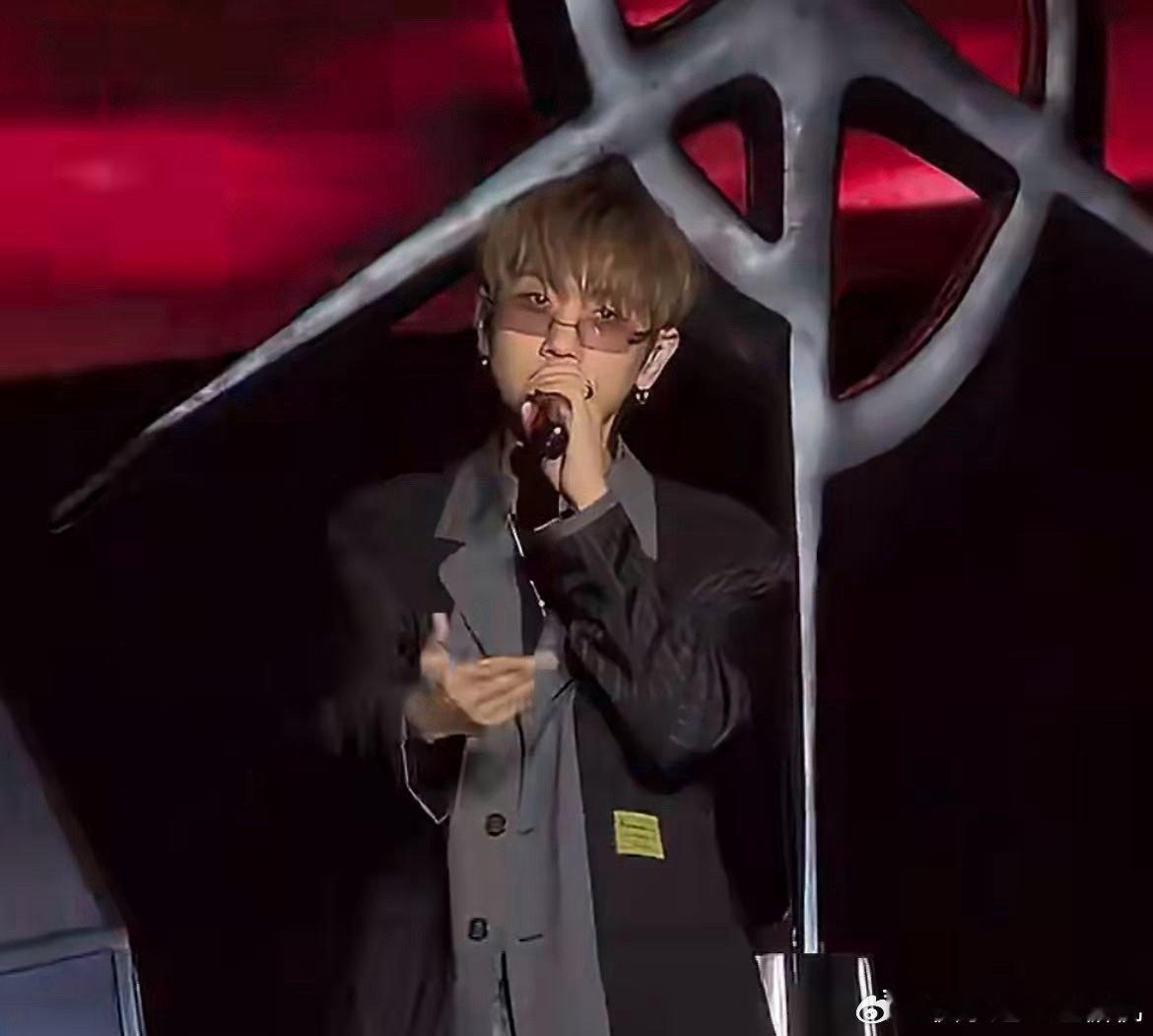 汪苏泷这次回来真的不一样 汪苏泷这次回来整个气场都变了，舞台上那种自信和从容跟以