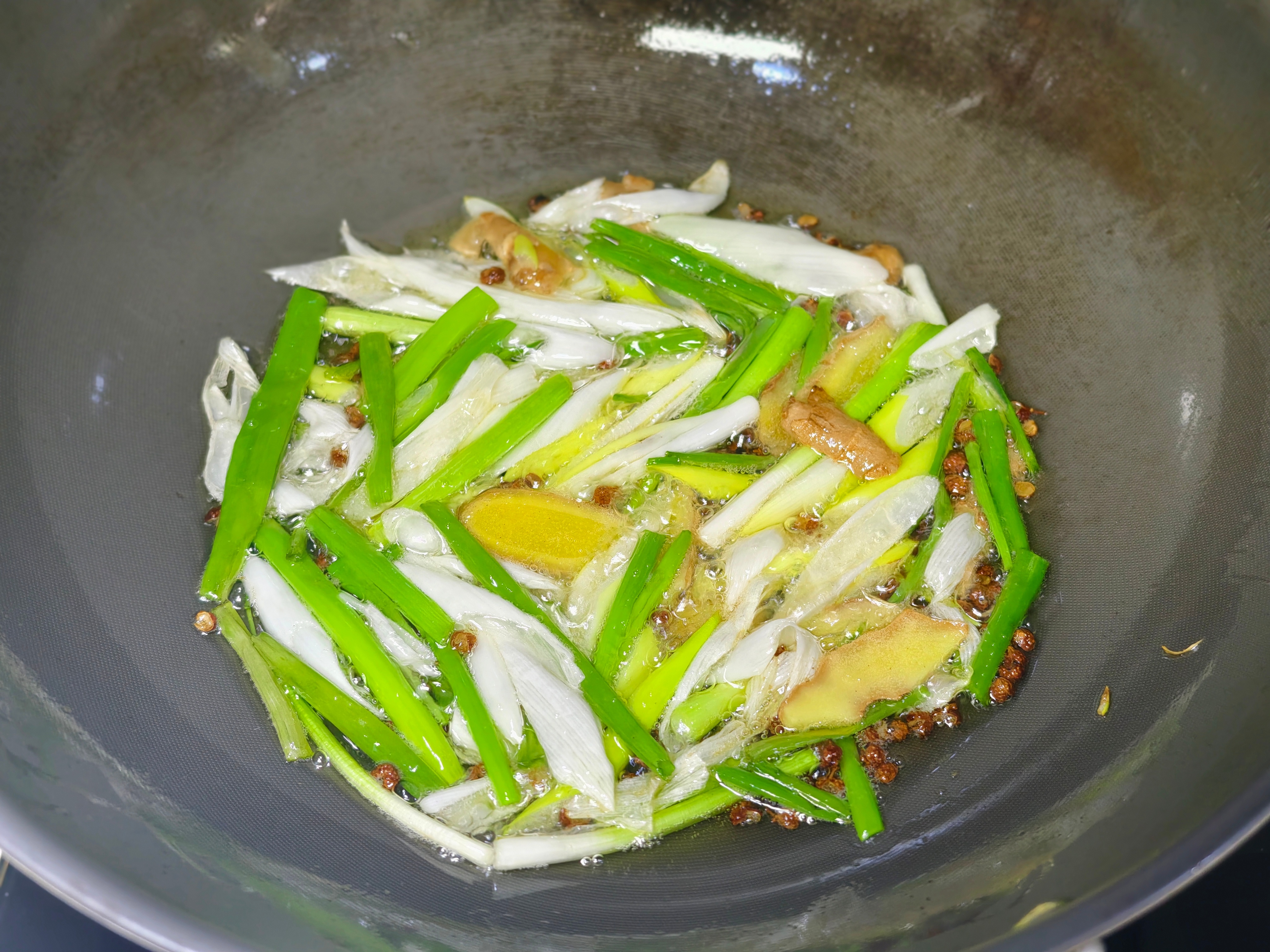 每日一餐分享油焖大虾和红菜薹 