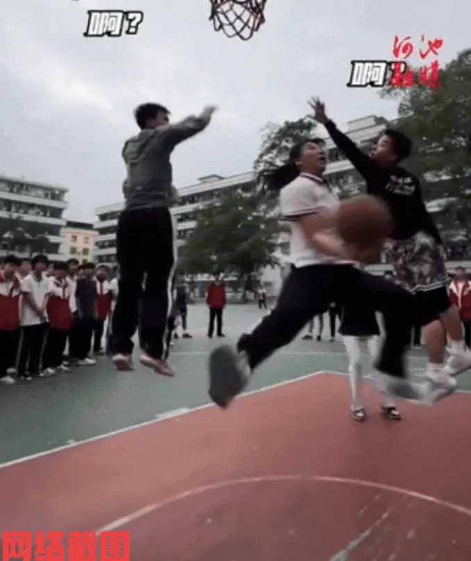 广西有男生打篮球对付不了小女生。

这里女生还带着眼镜，就要挑战男生的篮球地盘，