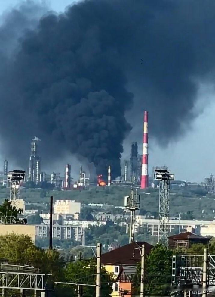 乌克兰无人机系统部队在5月的20天内已打击了10座俄罗斯炼油厂和石油码头。

其