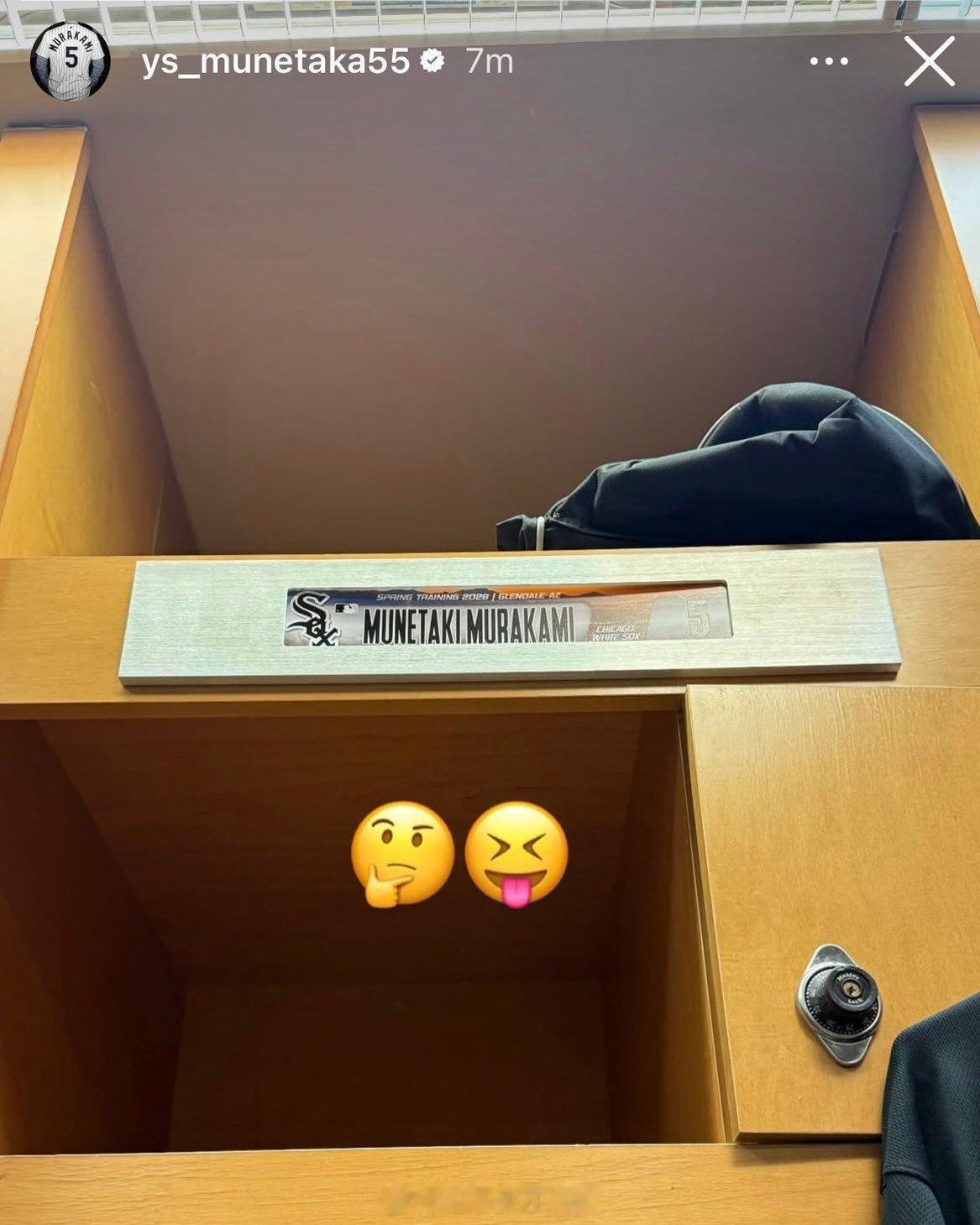 悲催的村上宗隆，和白袜那么便宜的签约，结果更衣室的名字还给拼错了。后来改好了。m