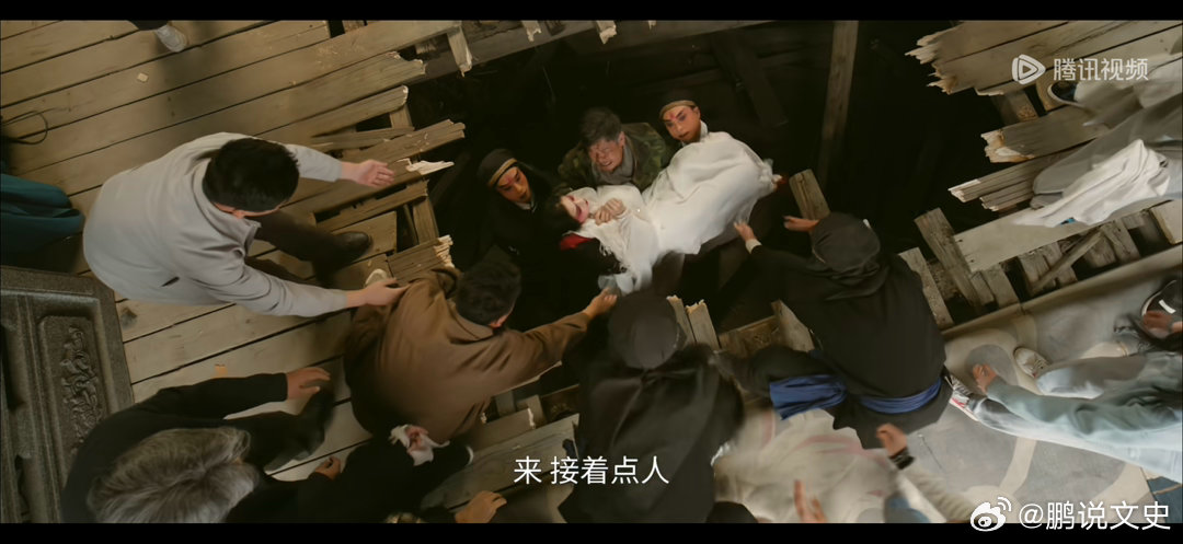 忆秦娥掉下舞台宋师为了救秦娥被砸死了，团长为了救台下的孩子看样子也死了，秦娥因为
