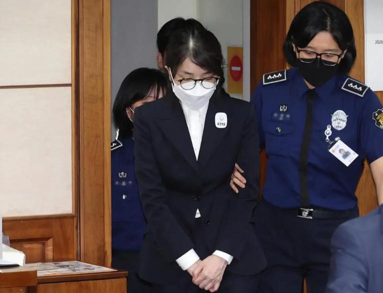 首尔中央地方法院的法槌落下去的那一刻，韩国政坛最后一块遮羞布也被扯了下来。

6