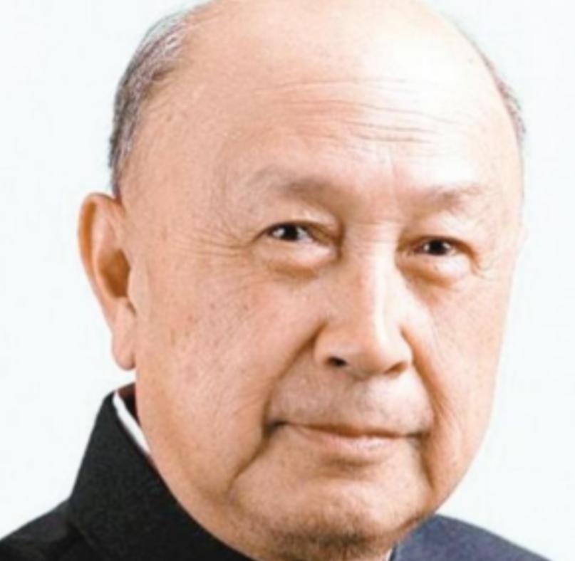 1964年冬夜，钱学森筷子尖悬在鸡肉上方半寸，突然厉喝："别动！有苦杏仁味！"警