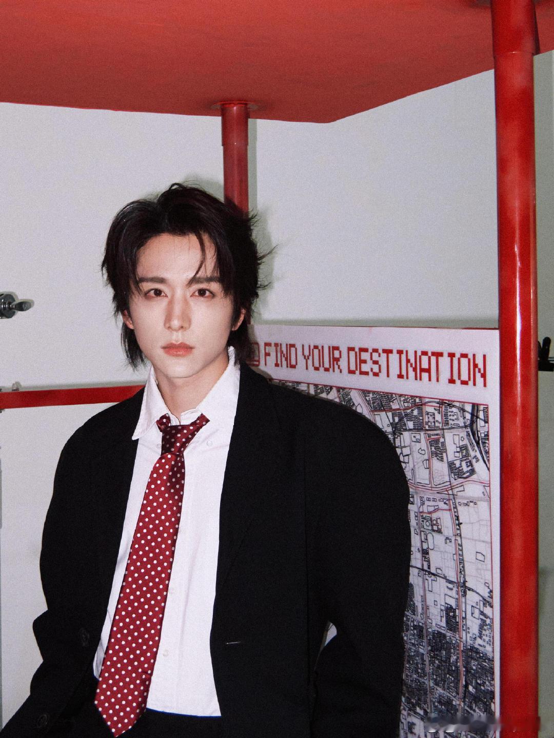 张新成直播复盘2025 这一年的直播含金量超高！探厂直播尽显反差萌，复盘直播走心