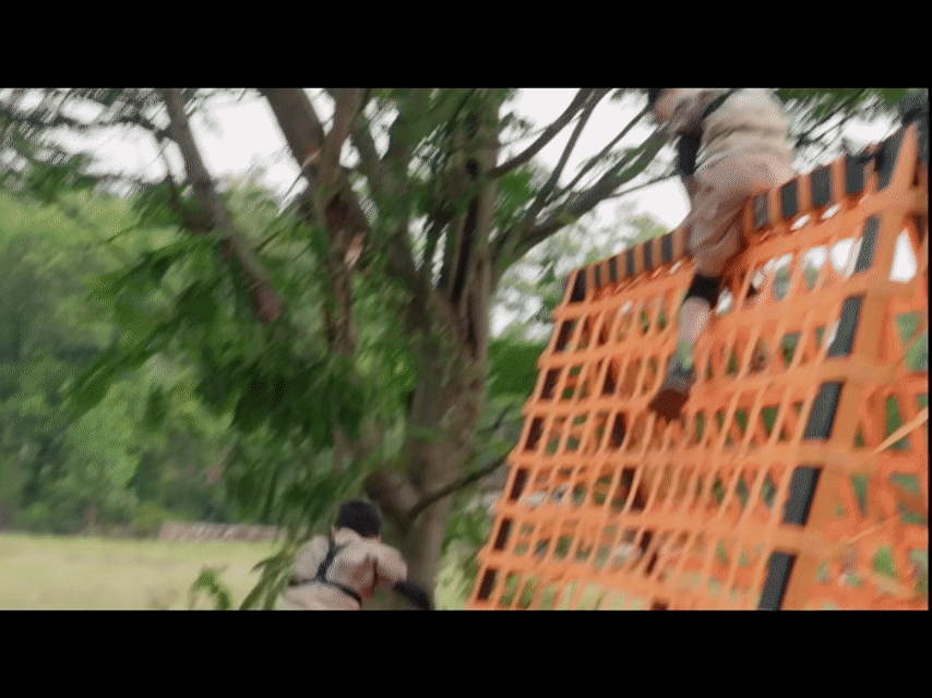 上一次小孩遛摄影师还是变形计 小朋友活力爆棚跑个不停，摄影师追拍追到快瘫倒，累到