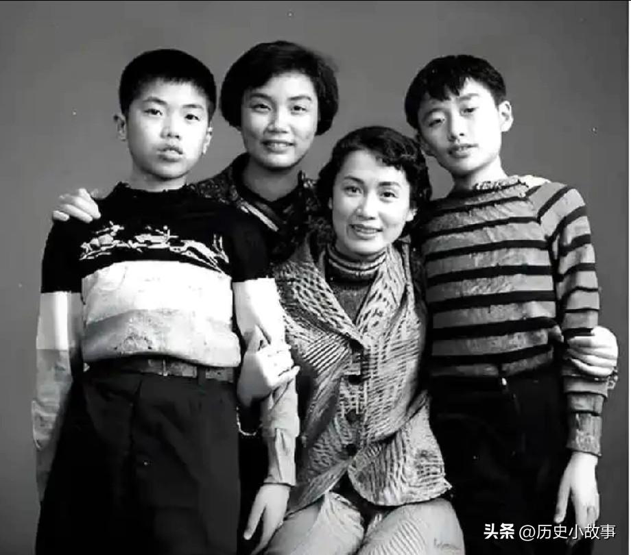 粤剧名家红线女与丈夫、孩子在一起的合影。1944年，红线女嫁给了年长她24岁的马