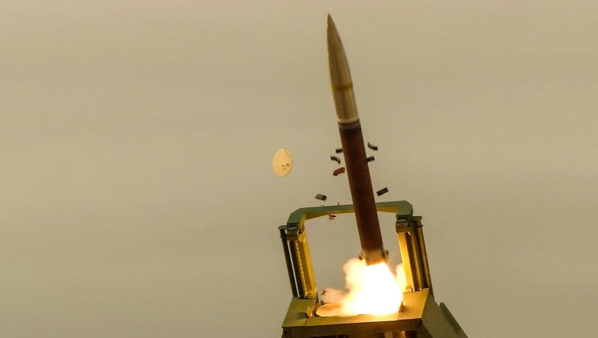 美军海马斯和M270A2火箭炮的150公里卫星制导火箭弹ER GMLRS完成发射