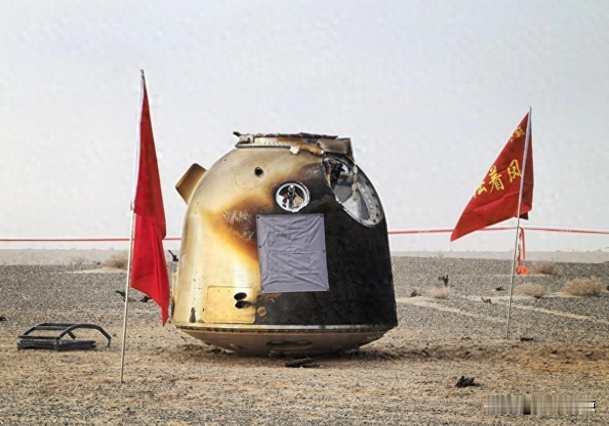 神舟二十号返航，舷窗裂了，它被遮得严严实实。
没人知道里面发生了什么，只知道它回