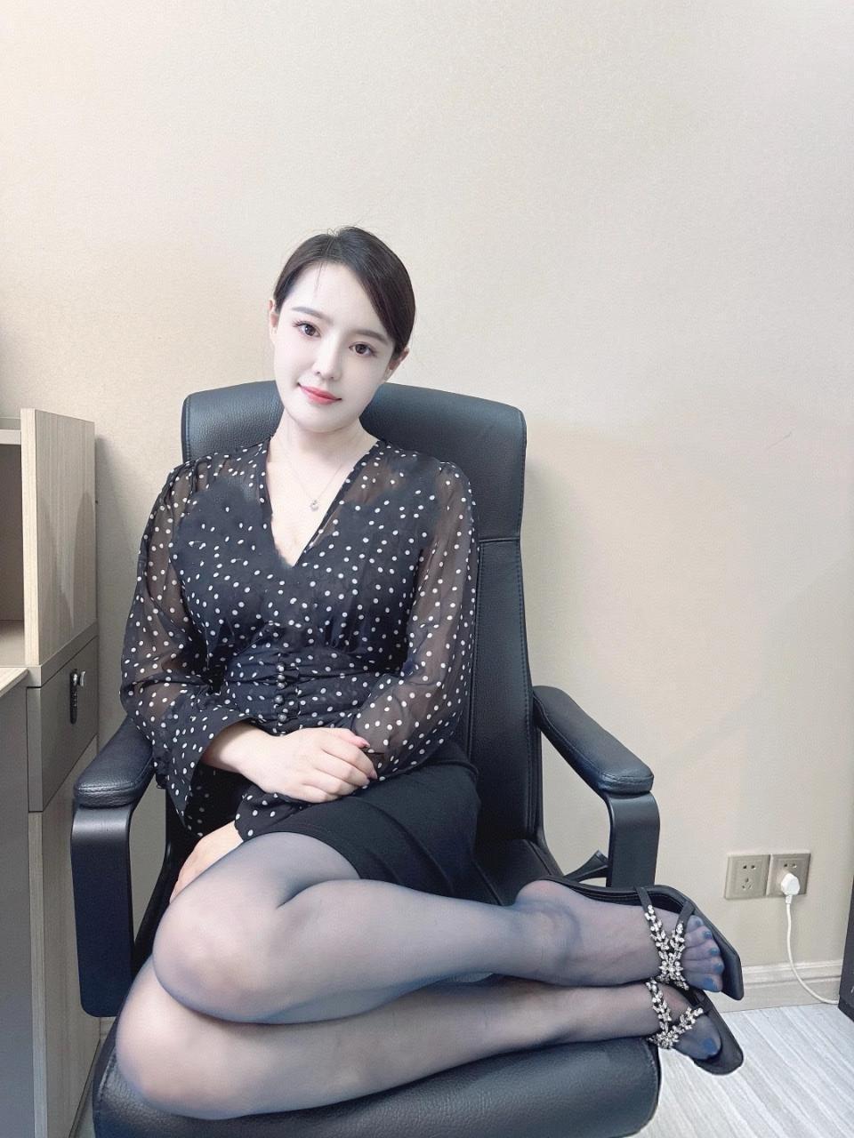 优雅黑裙，自信微笑，职场女性的魅力！💄👠✨少女感穿搭的精髓是什么 怎样的穿搭