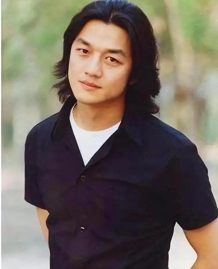 李亚鹏为什么不好好演戏，那么帅，饰演了那么多经典的角色，早晚是视帝，说不定现在都