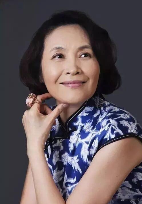 🎬 照片上的这位女演员，您能说出她的名字吗？
曾经出演过《刑场上的婚礼》、《烛