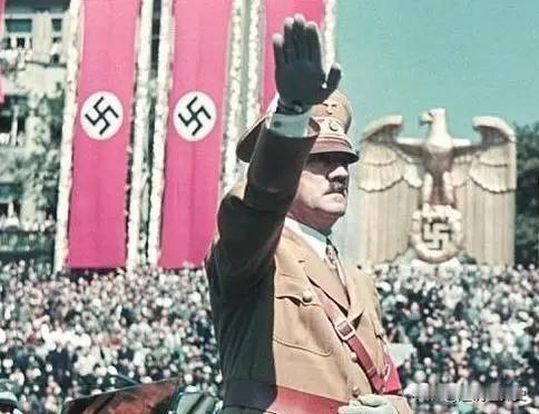 历史老照片：希特勒在波兰阅兵

1939年10月，纳粹德国与苏联瓜分波兰后，希特