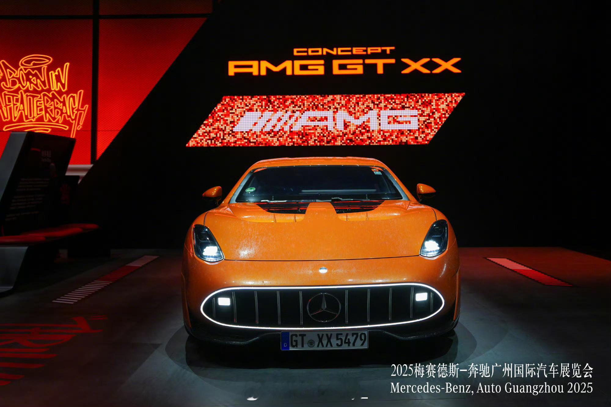 上，奔驰展出了三款车型：AMG GT XX概念车、Vision Iconic概念
