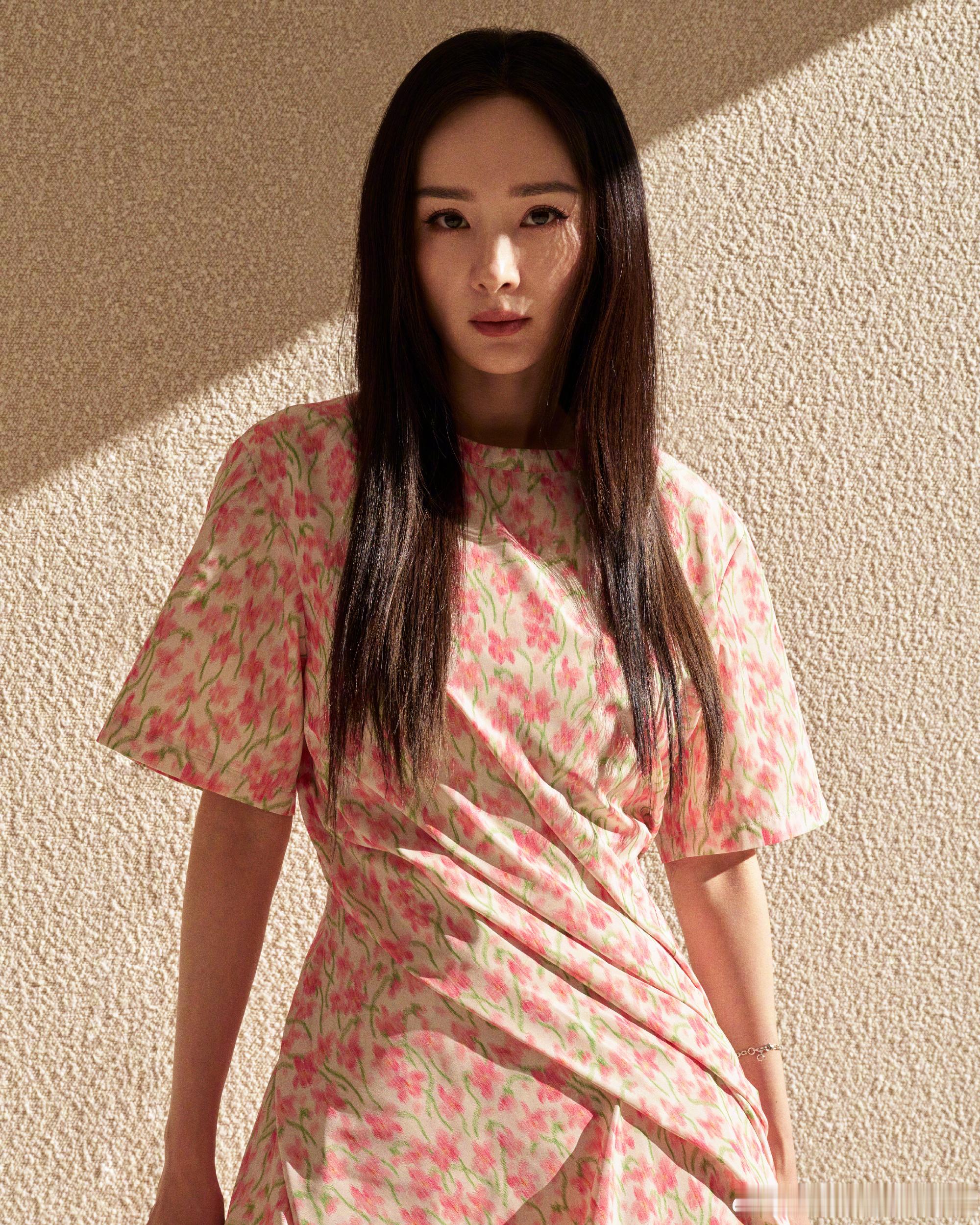 刘亦菲与杨幂在 VOGUE 相关动态中让微指突破 1 亿，龚俊的微指数据也超过 