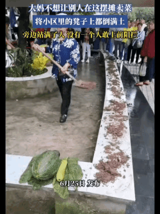 这老太太太厉害了，这么多人围观，没有一个敢相劝的，现在老年人没人敢惹，惹也惹不起
