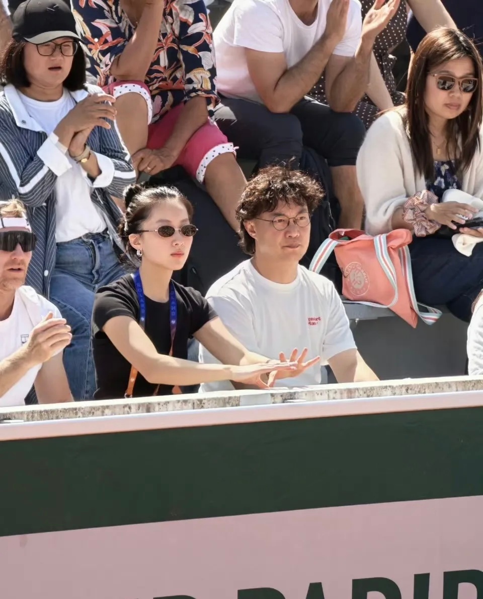 脆上刷到陈奕迅女儿这么漂亮！！！最开始还以为旁边是哪个女明星 陈奕迅女儿现身法网