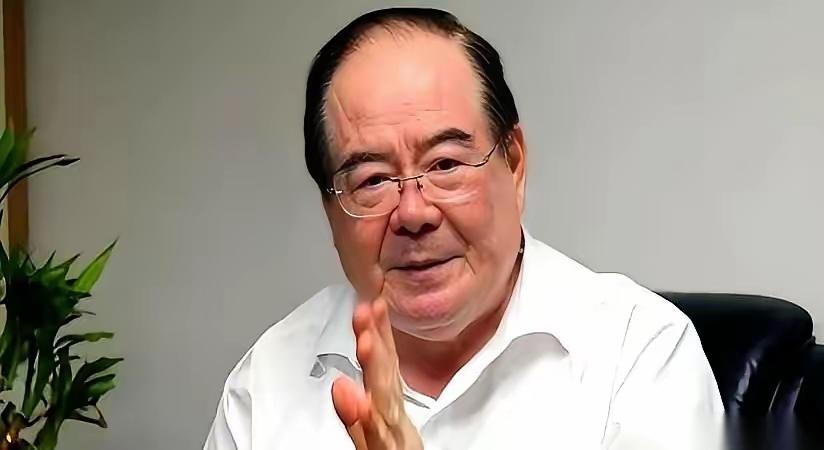 国民党副主席李乾龙的车开进修理厂，升降机刚把车身托提到半空。眼尖的修车师傅拿手电